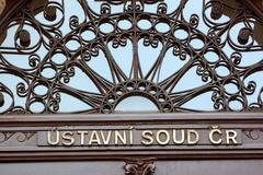 Volby budou 8. a 9. října, Ústavní soud odmítl stížnost senátorů. Sledujte TK