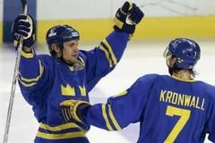 Nicklas Lidström se spoluhráčem Kronwallem se raduje z gólu