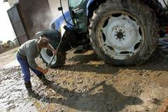 Zdeněk Zich umývá traktor