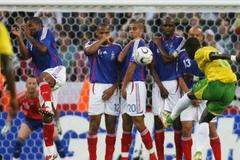 Francie - Togo: Mamam kope trestný kop