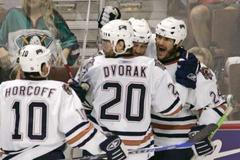 Hráči Edmontonu (zleva) Shawn Horcoff, Radek Dvořák, Raffi Torres a Steve Staios oslavují gól v síti Anaheimu.