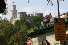 Zámek Hluboká nad Vltavou z cyklostezky kolem sportovních hřišť