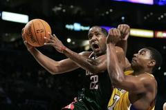 LA Lakers - Milwaukee: Bynum a Redd