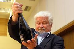 Petr Pithart o 24 hlasů obhájil křeslo v senátu