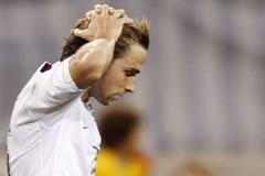 Americký hráč Bobby Convey poté, co minul branku Maroka v přípravném utkání na MS.