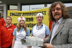 Greenpeace přinesli na ministerstvo sperma