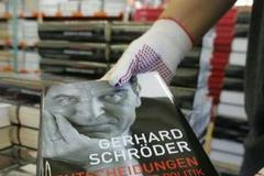 Schröder vydává paměti. Kritikou Bushe nešetří