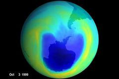 Ozonová díra nad Antarktidou (viděno z vesmíru)