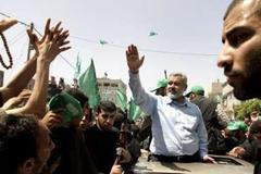 Palestinský premiér Ísmaíl Haníja se svými příznivci v pásmu Gazy.