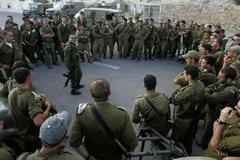Válečná porada izraelských vojáků rozmístěných u libanonských hranic