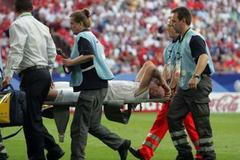 Česko - USA: Jan Koller na nosítkách