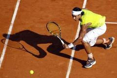 Rafael Nadal vrací míč ve finále s Rogerem Federerem