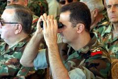 Syrský prezident Bašar Asad během vojenské přehlídky.