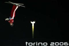 Australská akrobatka Cooperová