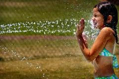 Chladivý proud vody