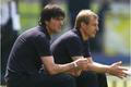 Německý trenér Klinsmann a jeho asistent Loew.