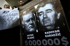 Radovan Karadžić a Ratko Mladić na plakátech