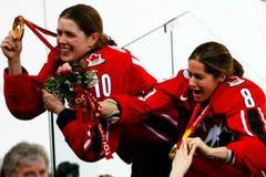 Kanadské hokejistky oslavují zlato