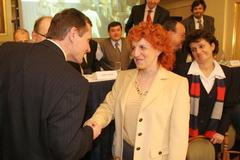 Vlasta Parkanová gratuluje Jiřímu Čunkovi ke zvolení předsedou KDU-ČSL