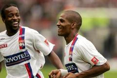 Sidney Govou a Florent Malouda Olympique Lyon