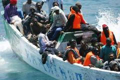 Jen několik kilometrů dělí pobřeží severní Afriky od bohaté Evropy