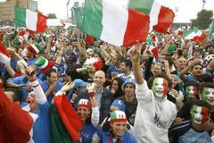 Italští tifosi oslavují postup svého týmu do osmifinále.
