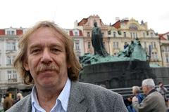 Jaromír Nohavica před památníkem Jana Husa na Staroměstském náměstí v Praze