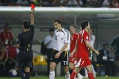 Španělský rozhodčí Luis Medina Cantalejo ukazuje Polákovi Sobolewskimu červenou kartu