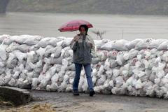 Obyvatelé Ostravy-Koblova kontrolovali 29. března stav hrází, které mají chránit blízké rodinné domky před stoupající hladinou řeky Odry