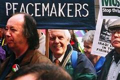 Brit Norman Kember během protiválečné demonstrace v Londýně v březnu 2005