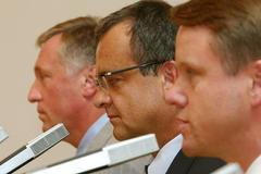 Předsedové Topolánek, Kalousek a Bursík na tiskové konferenci