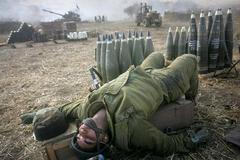 Izraelský voják odpočívá poblíž libanonských ranic