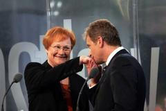 Prezidentka Halonenová a poražený protikandidát