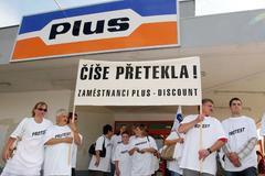 Demonstrace před obchodem Plus-Discount v Mostě