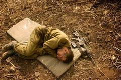 Izraelský voják odpočívá poblíž libanonských ranic