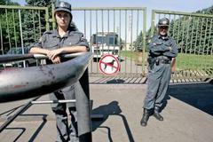 Ruští policisté stráží G8