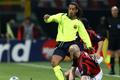 AC Milán - Barcelona: Japp Stam (dole) a Ronaldinho