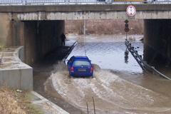 Voda zaplavuje pražské Lahovice