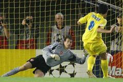 Villarreal - Arsenal: Riquelme (ve žlutém) a Lehmann