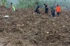 Filipíny. Vesničané procházejí svou obcí. Marně hledají, kde stála škola.