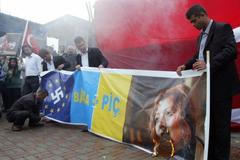 Turečtí radikálové páli portréty Elif Šafakové