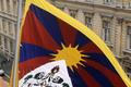 Tibetská vlajka vyvěšená na budově krajského úřadu v Plzni