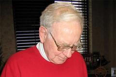 Warren Buffett podepisuje ukulele