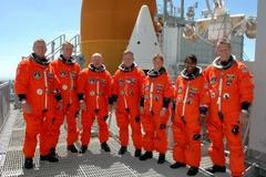 Sedmičlenná posádka raketoplánu Discovery