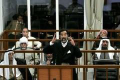 Saddám Husajn a další obžalování během dnešního stání