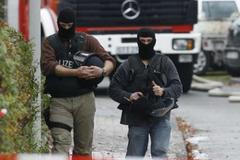 Okolí přepadené školy okamžitě obklíčili příslušníci speciálních jednotek policie