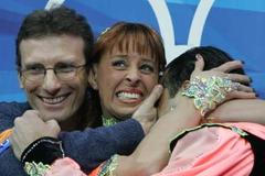 Italští krasobruslaří se objímají s trenérem