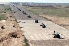 Americké vrtulníky se připravují na odlet ze základny v Iráku