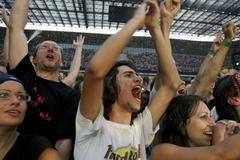 Fanoušci kapely Rolling Stones na jejich koncertě v Miláně