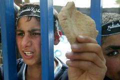 Palestinský chlapec s chlebem